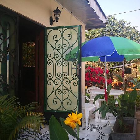 Tout Confort Avec Jardin Entree Bastos Yaoundé 外观 照片