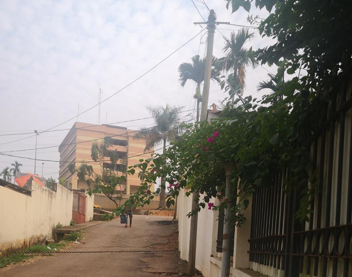 Tout Confort Avec Jardin Entree Bastos Yaoundé 外观 照片