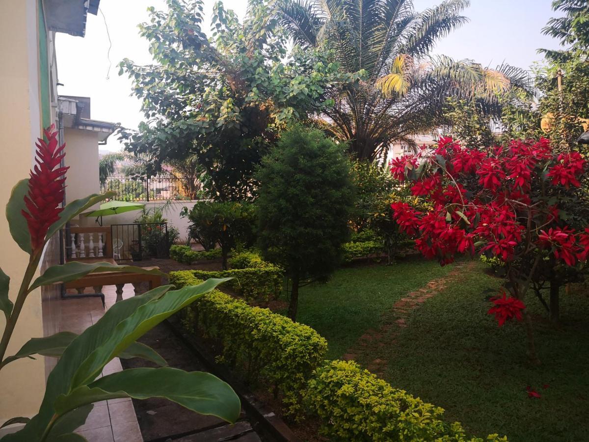 Tout Confort Avec Jardin Entree Bastos Yaoundé 外观 照片
