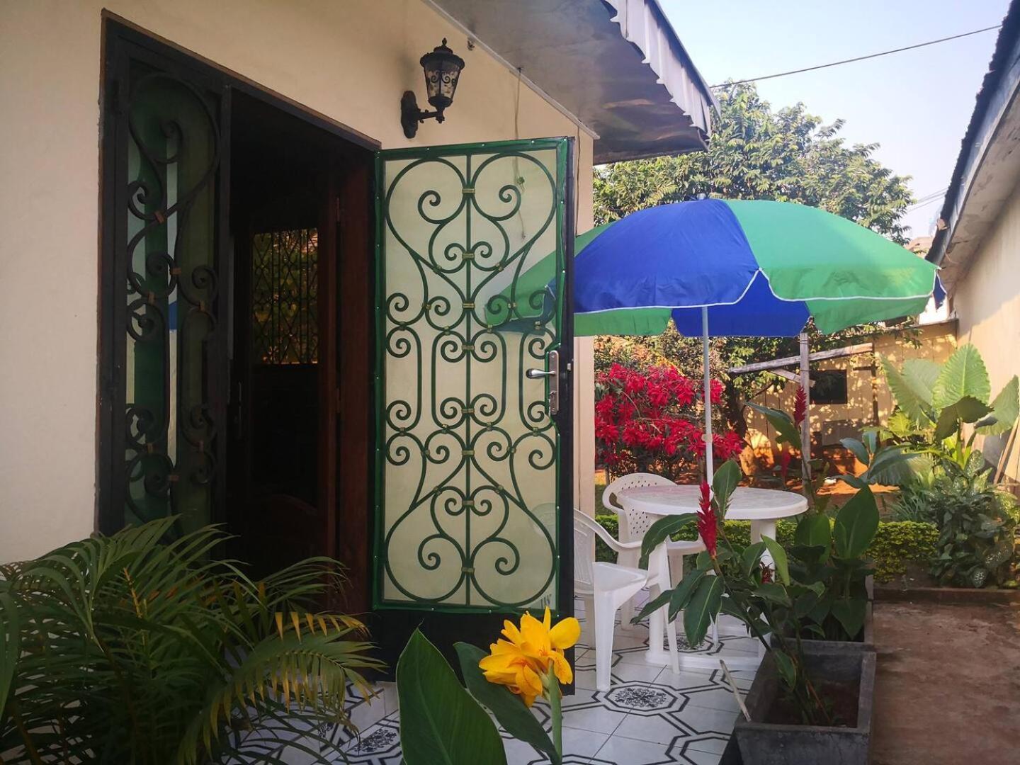 Tout Confort Avec Jardin Entree Bastos Yaoundé 外观 照片