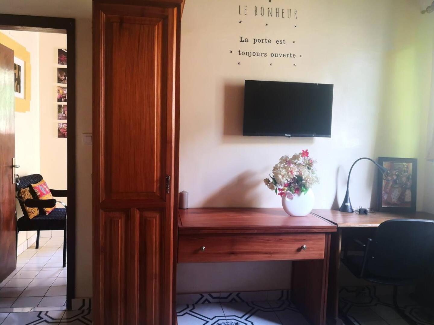 Tout Confort Avec Jardin Entree Bastos Yaoundé 外观 照片