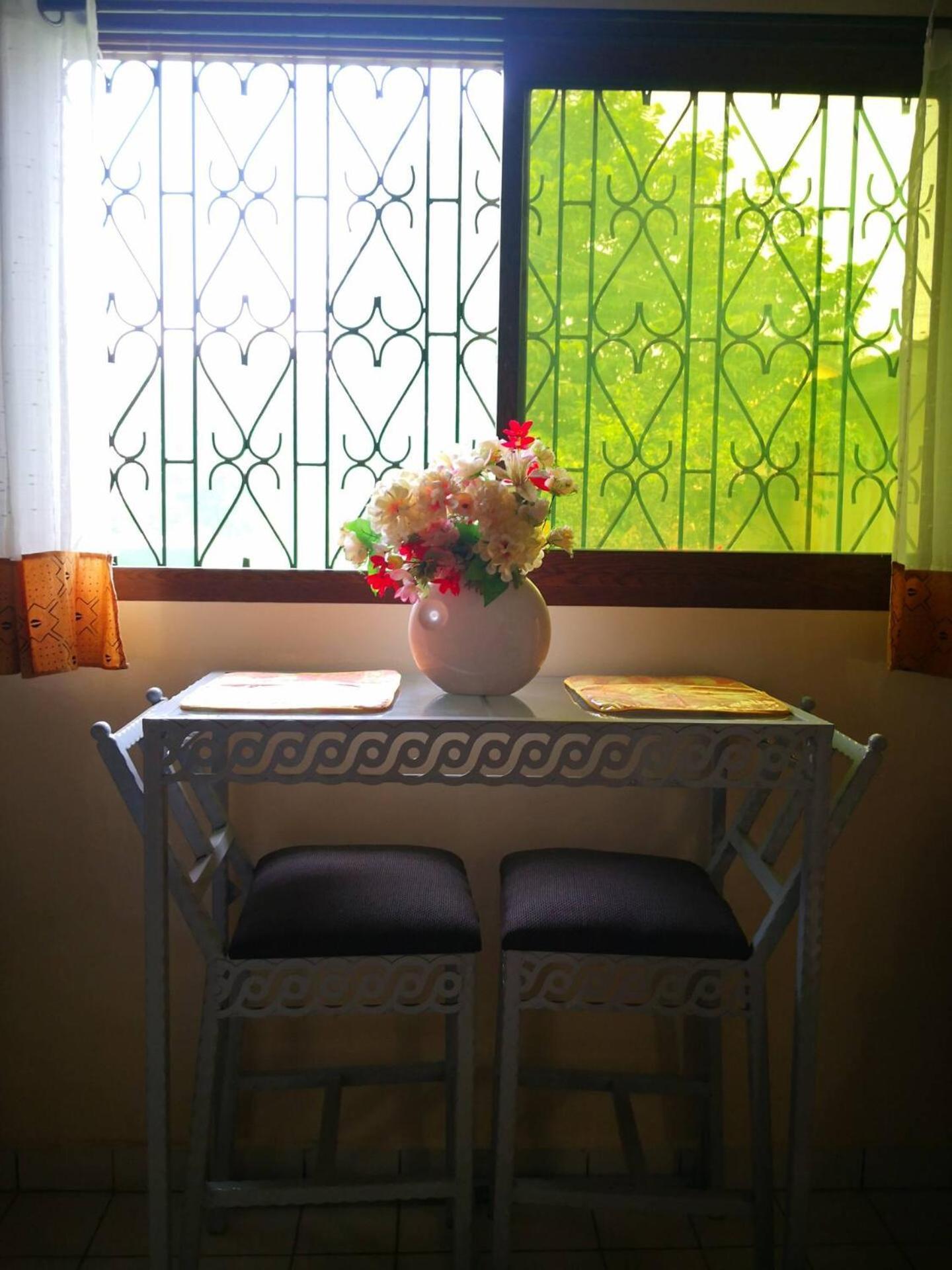 Tout Confort Avec Jardin Entree Bastos Yaoundé 外观 照片